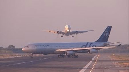 危機一髪！着陸する旅客機の前を別の旅客機が横切る…