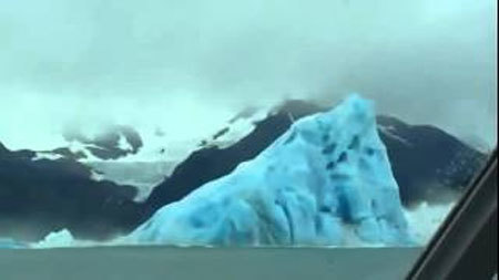 迫力…青く美しい氷山が目の前で一回転