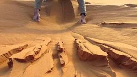 恐ろしくサラサラなサハラ砂漠の砂で砂遊び