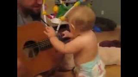 パパのギターに合わせてヘドバンする赤ちゃん