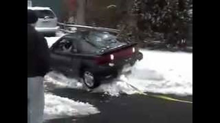 雪道で立ち往生した車を救出中にまさかのハプニング