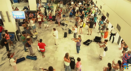 通りすがりの人たちが次々に楽器を…ギリシャの空港にて