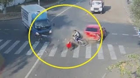 【危機一髪】迫り来る２台の車をギリギリで避ける自転車