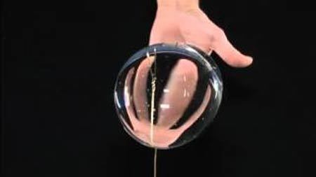 ぷにぷにする水晶玉みたい…無重力で水の実験