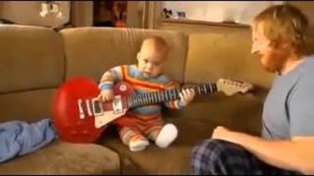 ギターを渡された赤ちゃんがファンキーすぎる
