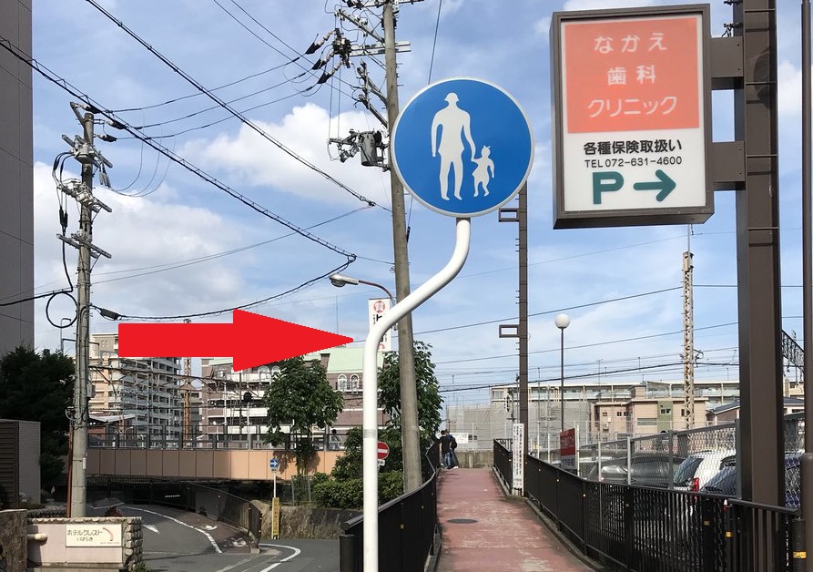 くぃ っと曲がった道路標識 名付けて 標しくぃ を探し求める謎の男がいた いまトピ