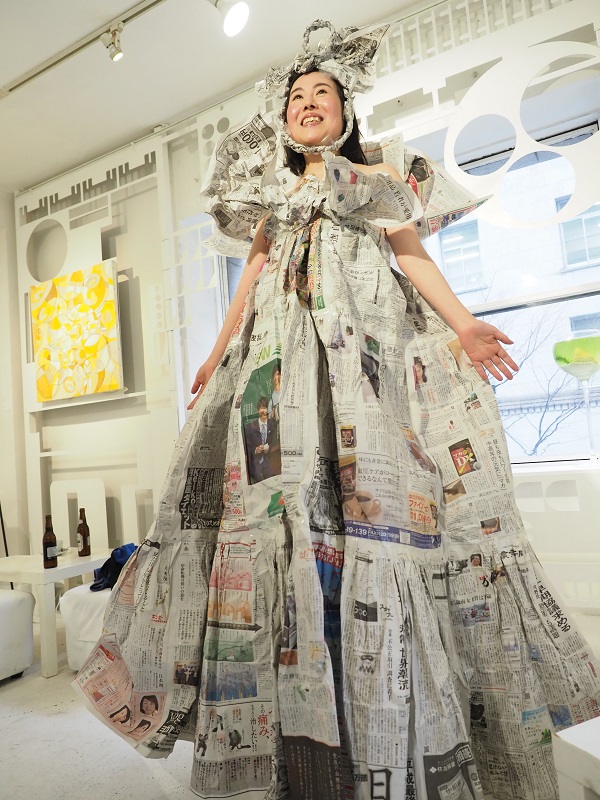 新聞紙で5000着以上のドレスを仕立ててきた 新聞女 さんの凄絶な半生 いまトピ