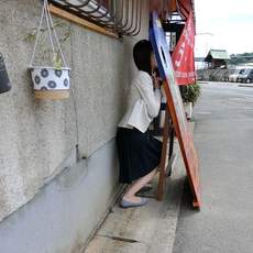 インスタグラムで話題! ひたすら「顔ハメしている姿」を自撮りし続ける謎の美女