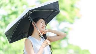 「体感温度が全然ちがう」「猛暑日が続くならサンバリアはほんとにおすすめ」「男性も積極的に日傘を使ったほうがいい」「これは価値ある投資」遮光率100％の日傘（1/2）