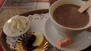 「めっちゃ美味しい」「入れるだけで本格的なホットチョコレート」「あたたかい牛乳とチョコ2片を混ぜるだけ」カルディ　簡単ホットチョコレートが最高すぎ（1/2）