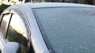 かんたんに凍った車のフロントガラスの霜・氷をとかす方法→ネット民「これなら早い」「これめっちゃいいですやん」「今までお湯をぶっかけてた」