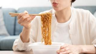 カップ焼きそばにアレを入れると「とびきり美味くなるの最高」→ネット民「天才か」「悪魔的な組み合わせ」「なんて贅沢な食べ方」「かまいたちの濱家さんも同じこと言ってた」