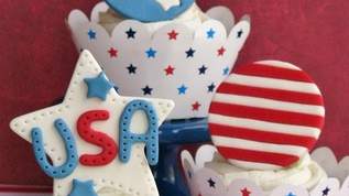 今年も原色すぎるケーキが続々！アメリカ独立記念日のお菓子