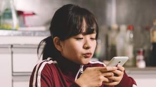 母親が子どもにスマホを持たせるときの「利用契約書」に、ネットでは賛否両論