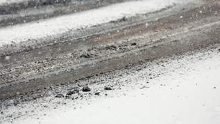 融雪剤を散布しすぎている道路は、◯◯してはいけない！→「知らなかった」の声