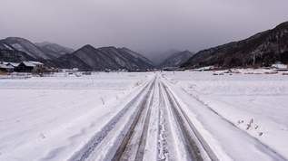 「雪で滑りやすくなるので今すぐこれを！警視庁直伝のライフハック！！」に北海道民が反論「シャレになりません」「雨と雪ではまったく違う」「水分ですぐ剥がれますから… 絶句する道民より」（1）