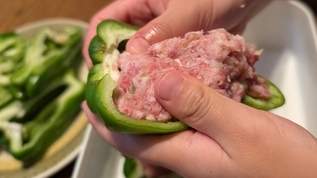 ピーマンの肉詰め、アレするだけで「肉がはがれない」粉いらずで天才か→ネット民「やってみた！すごい！剥がれる気配すらない！」「え、まじ？どういう原理！？」「久しぶりにめっちゃ役に立つ情報を知れた。神」「こういうの思いつく人尊敬」（1）