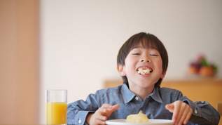 セブン、でっかくなったアレ116円にネット騒然「私の中の小学生が『おかーさーん！本当にこれ食べていいのー！？』って叫んでる」→ネット民「この大きさわらう」「これは買うしかないだろ」（1）