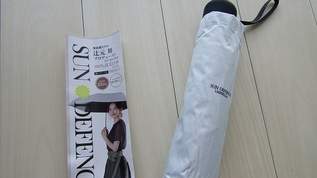 セブンで買える3,289円の晴雨兼用傘がすごい！これはもう「持ち歩ける木陰」かもしれない…美白肌モデル、辻元舞さんプロデュースの白い日傘が最強だった（1）