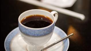 喫茶店でホットコーヒーを「ホット」と略して注文する人に違和感…→ネット民「もう通じない」「世代の壁」「年配者に多い」「時代は変わった」