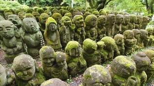 なんと彫った全員が素人！1200体もの素朴すぎる羅漢像に癒やされる「愛宕念仏寺」