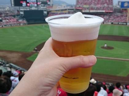 コップの飲み物を２つ買って両手がふさがり困った時のライフハック「野球場で両手にビール持ってても、ホットドッグが買える💕💕」「使える！スタジアムでも、使える！」「フェスでも使えそう😀」