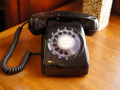 固定電話のない家で育った世代はこの意味が分からないだろうな→ネット民「黒電話知ってる世代だけど分からなかった」「初めてきづいた」「フロッピーアイコンと同様」