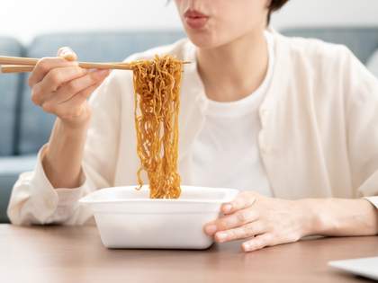 カップ焼きそばにアレを入れると「とびきり美味くなるの最高」→ネット民「天才か」「悪魔的な組み合わせ」「なんて贅沢な食べ方」「かまいたちの濱家さんも同じこと言ってた」