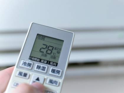 エアコン設定温度が28℃で暑いときは◯◯せよ？電気代も安くなる方法とは