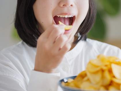 セブンで10月14日から発売「ポテトチップス」（税込193円）にあの味が登場！→ネット民「夢の食いもん爆誕」「絶対美味しいやつ」「絶対買う」「これはエグい」「馴れ合いにしか見えない」賛否両論