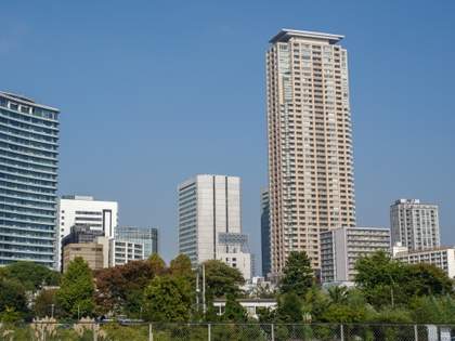 青山のタワマン、○○で壊滅的「現在の姿」に衝撃はしる→ネット民「草も生えねえ」「維持するの大変なんだな」「なんと分かりやすい実例」「ちびまる子ちゃんで知った世代」「目黒蓮の出番じゃない？」（1）