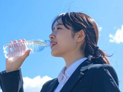 マジか…いろはす買ったら「えまってこんなことある？」→ネット民「え？ビックリ！」「それ最近自分もなりました」「俺だけじゃなかった」「それ取れることあるんだ」「いろはすで最近よくこれ起こる」（1）