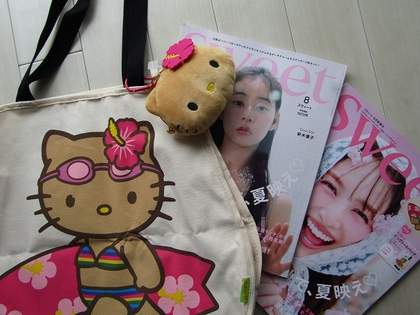 「控えめにいって可愛さやばい…ポーチはスマホにぶら下げられるだと……？考えた人、天才じゃん…」「想像以上にふわふわでクオリティ高くて大満足」sweetの付録が日焼けキティまつりで完売続出（1）