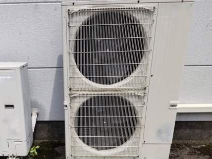 エアコン、コレはダメだろう？「建築デザイナーさんへ こんなポンコツ設計するんなら次回から自分でエアコン交換してください」→ネット民「えぇ〜ありえない」「うわーおwとても厄介w」（1）