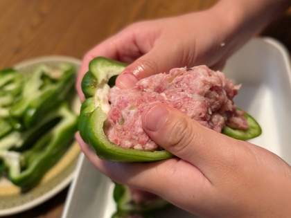 ピーマンの肉詰め、アレするだけで「肉がはがれない」粉いらずで天才か→ネット民「やってみた！すごい！剥がれる気配すらない！」「え、まじ？どういう原理！？」「久しぶりにめっちゃ役に立つ情報を知れた。神」「こういうの思いつく人尊敬」（1）