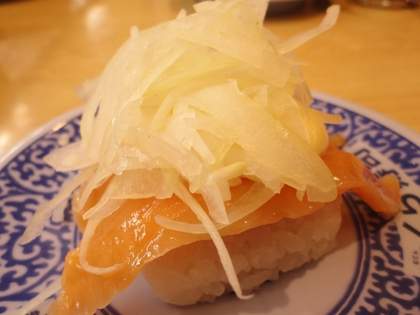 スシロー最高すぎるまじかよ…突然「爆盛り」何があったんだ？→ネット民「ブロックマネージャーでもきたか」「これこれ、これなんよ求めてるオニオンサーモンは」「入った頃の私はエースだったのか」（1）