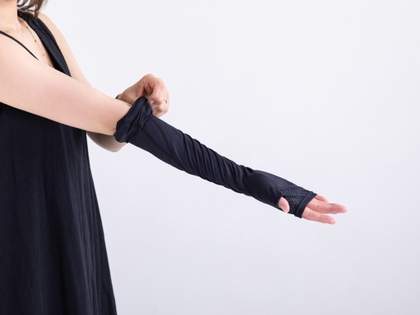 ユニクロのアームカバーしたのに「めちゃくちゃ焼けてる」！？焼ける焼けない論争に発展「新品はフェスでも焼けなかったけど？」「ヤケーヌ、ヤケーヌを買うのです…」「モンベルのアームカバー焼けないですよ」さまざまな声（1）