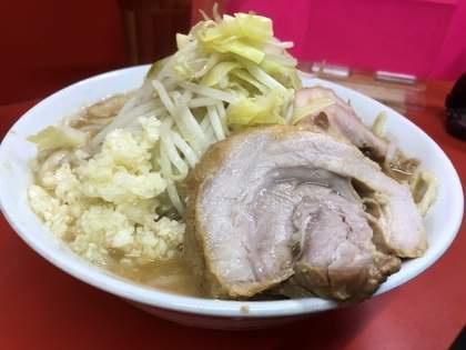 セブンでこれ300円で買えるの！？「そこら辺の二郎系よりバカうまい」ラーメンが話題に→ネット民「これまじ神ってた」「二郎好きを落としにきたなセブンイレブンめ」「麺が売ってない。流石の人気」（1）