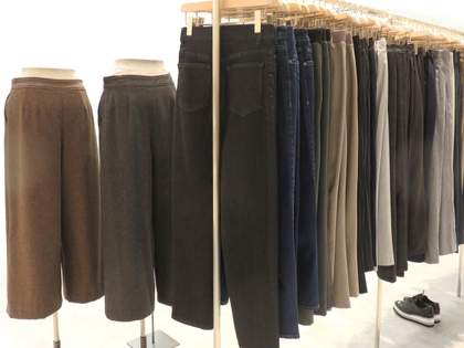 ユニクロのめっちゃ売れてるパンツ、1000円オフは30日まで→ネット民「全部これに買い替えるぞ」「最高すぎて仕事じゃないときも履いてる」「これのダークグレー去年買ったけど本当にいい」（1）