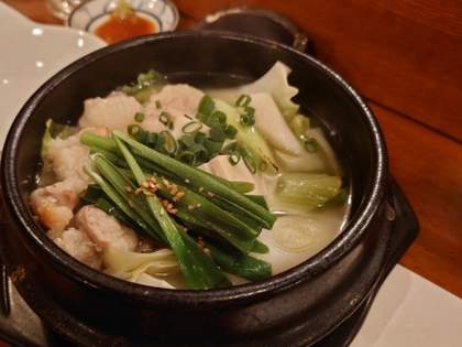 「ニトリの土鍋を買おうとしてたけど、無印もいいな〜」「無印良品の小鍋、本当に買って良かった…」「ちょうどいいサイズでいいな」「これ去年買った、絶対やる」一人サイズの無印の鍋が最高だった（1）